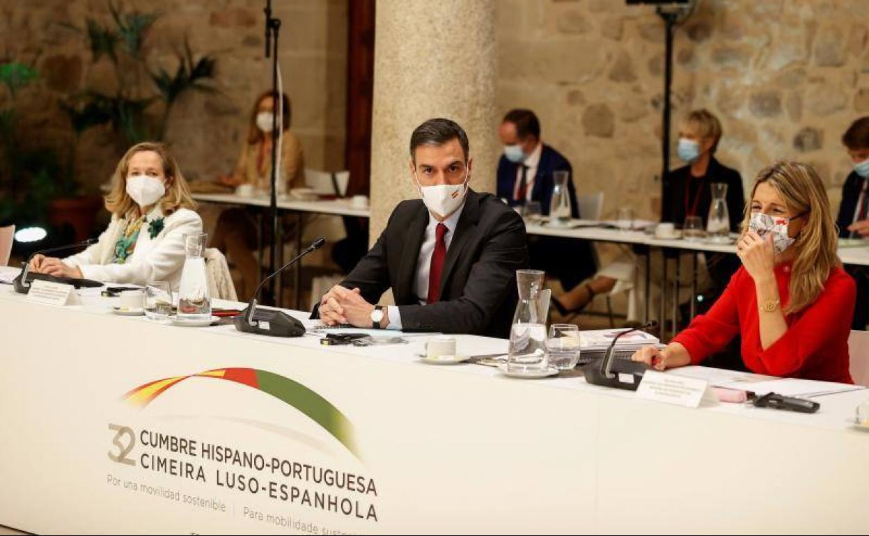 Nadia Calviño, Pedro Sánchez y Yolanda Díaz. EFE