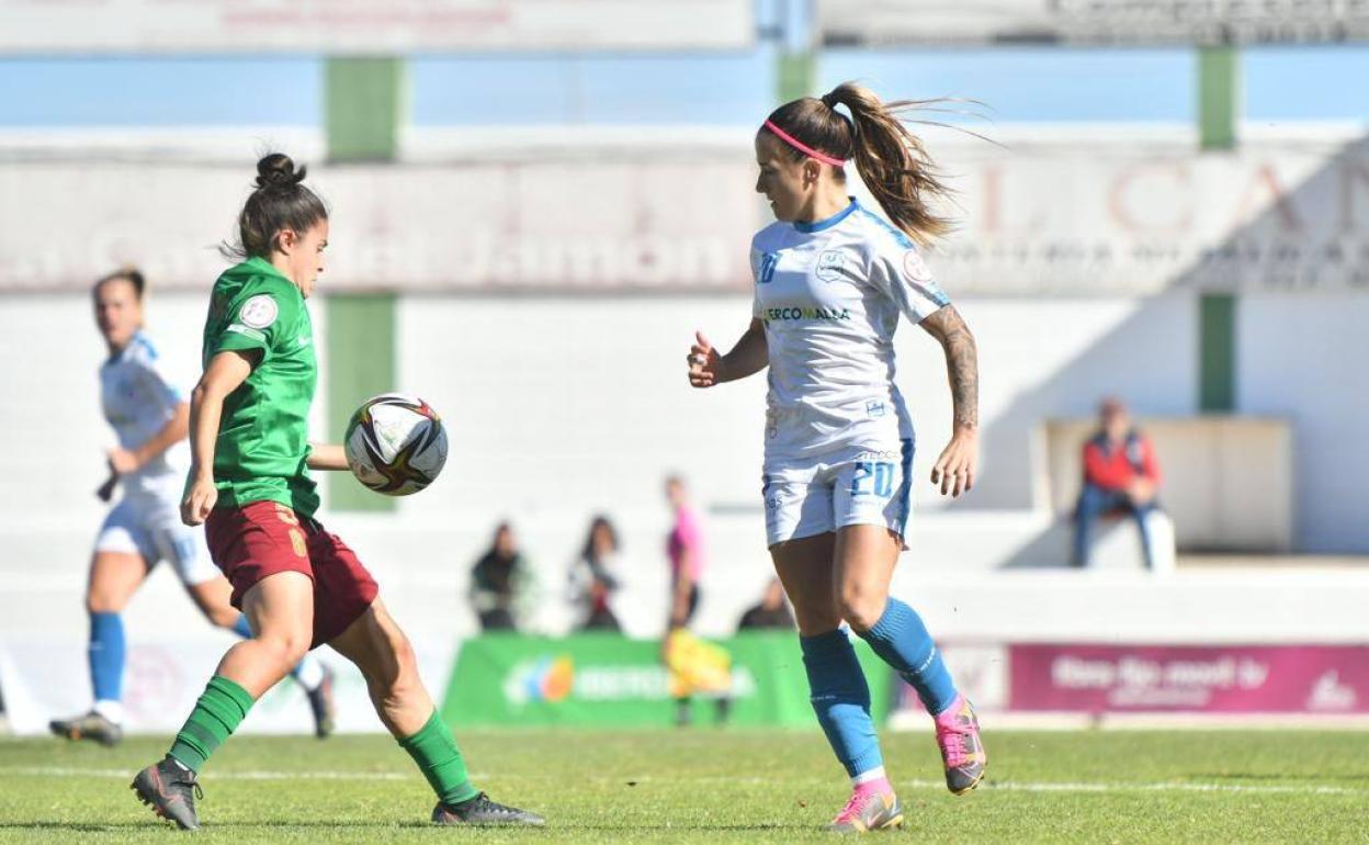 Nerea Agüero intercepta el balón. 