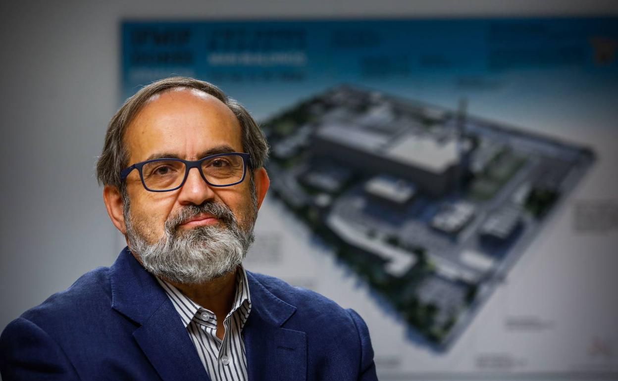 Ángel Ibarra, frente a una recreación de las instalaciones del Ifmif-Dones en el polígono de Escúzar.
