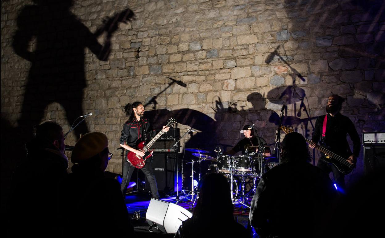 Los miembros de Santo Rostro durante el concierto en la Lonja del Infanta Leonor. 