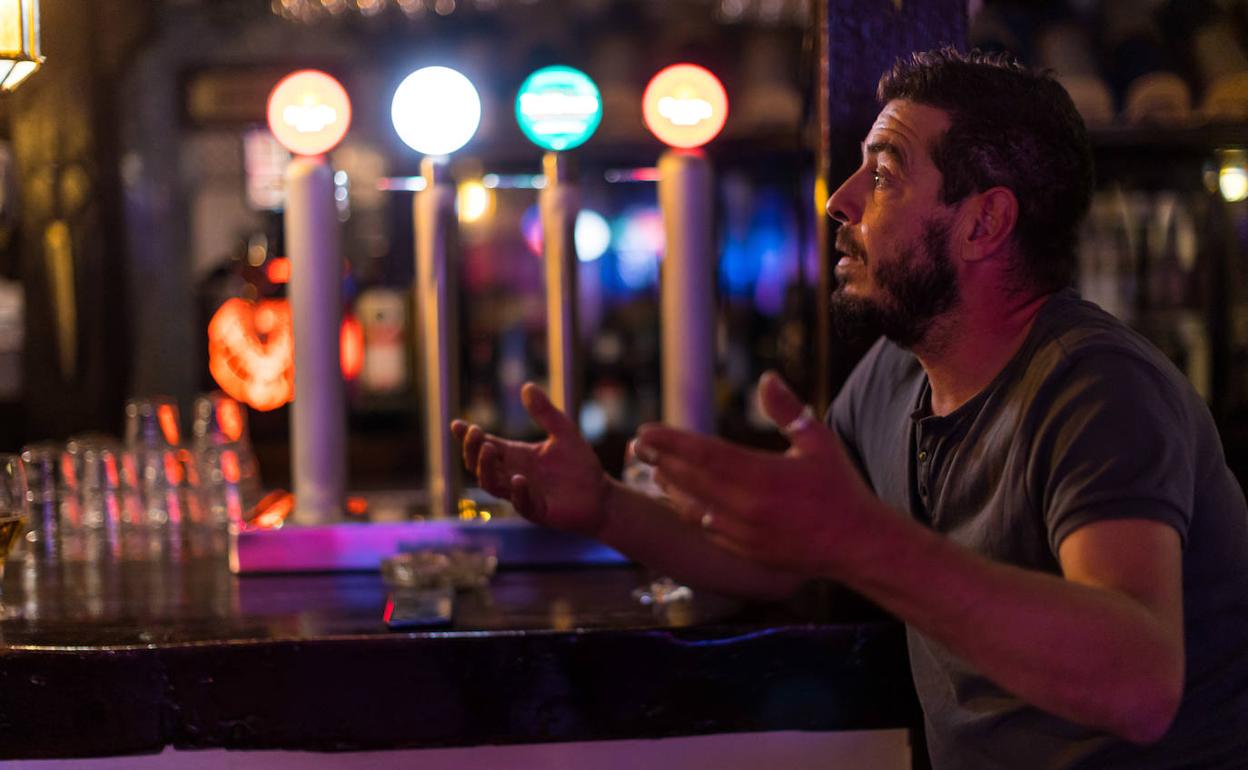 Juan José Quirós posa para IDEAL en su negocio, el bar J&J, en la calle Buensuceso de la capital granadina, más de año y medio después de tener que cerrar a causa de la pandemia.