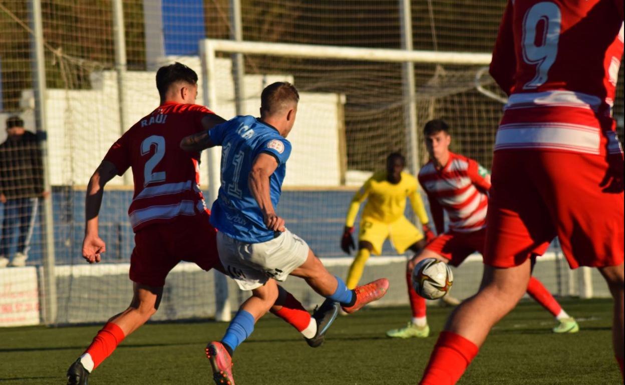 El rojiblanco Raúl Castro intenta dificultar un centro de Loren al que están muy atentos Sergio Barcia y el guardameta Sarr. 