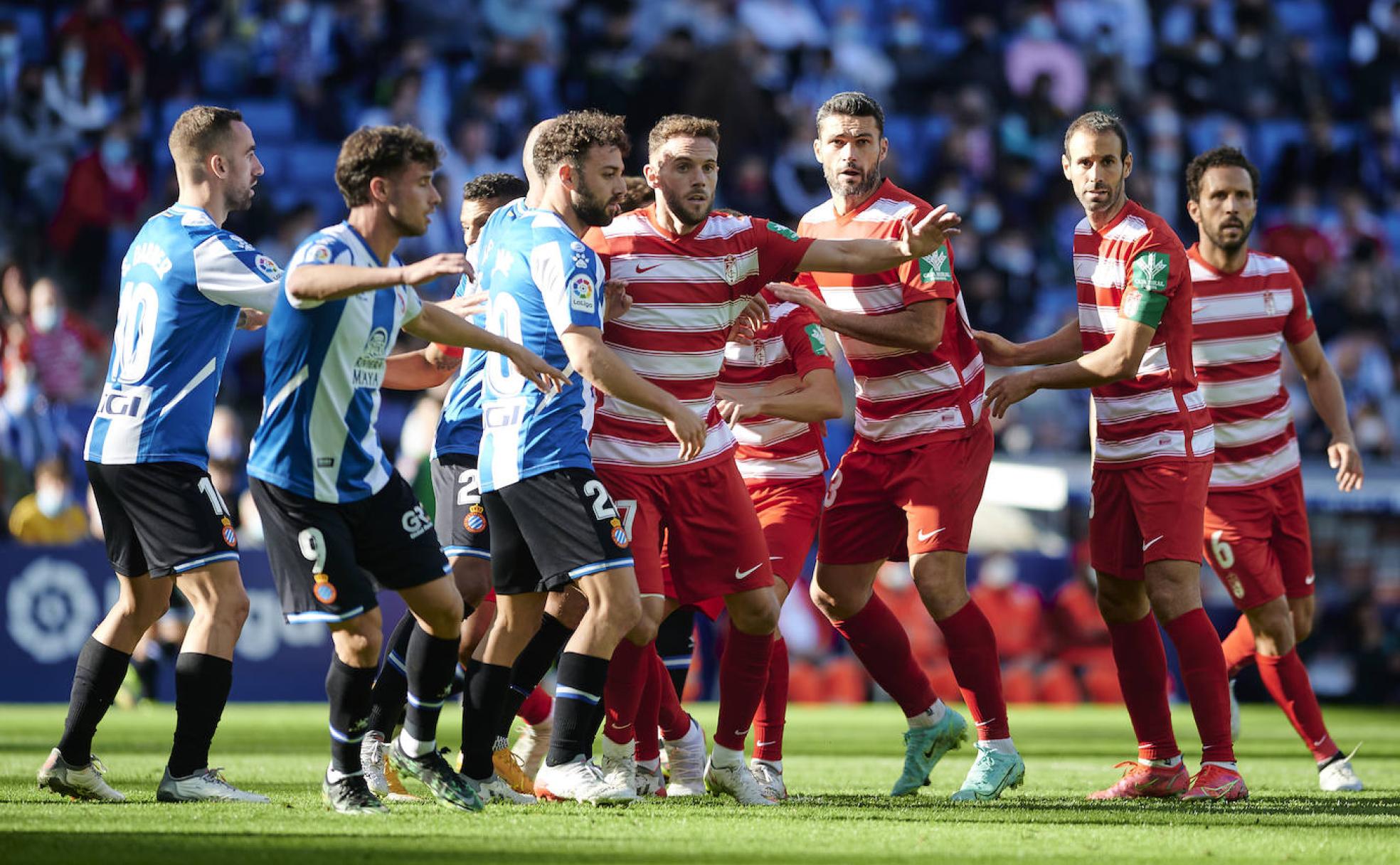 Los futbolistas del Granada intentan buscar el remate ante de los del Espanyol.