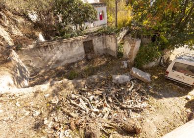 Imagen secundaria 1 - Contenedores de basura en la Verea de Enmedio, solar sin adecentar y tapa de alcantarilla rota.