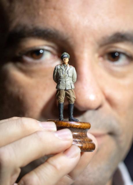 Imagen - Merino, con una figura de Rommel.