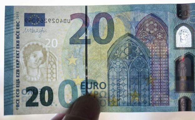 Qué debes hacer si tienes un billete roto o mojado: el aviso del Banco de España