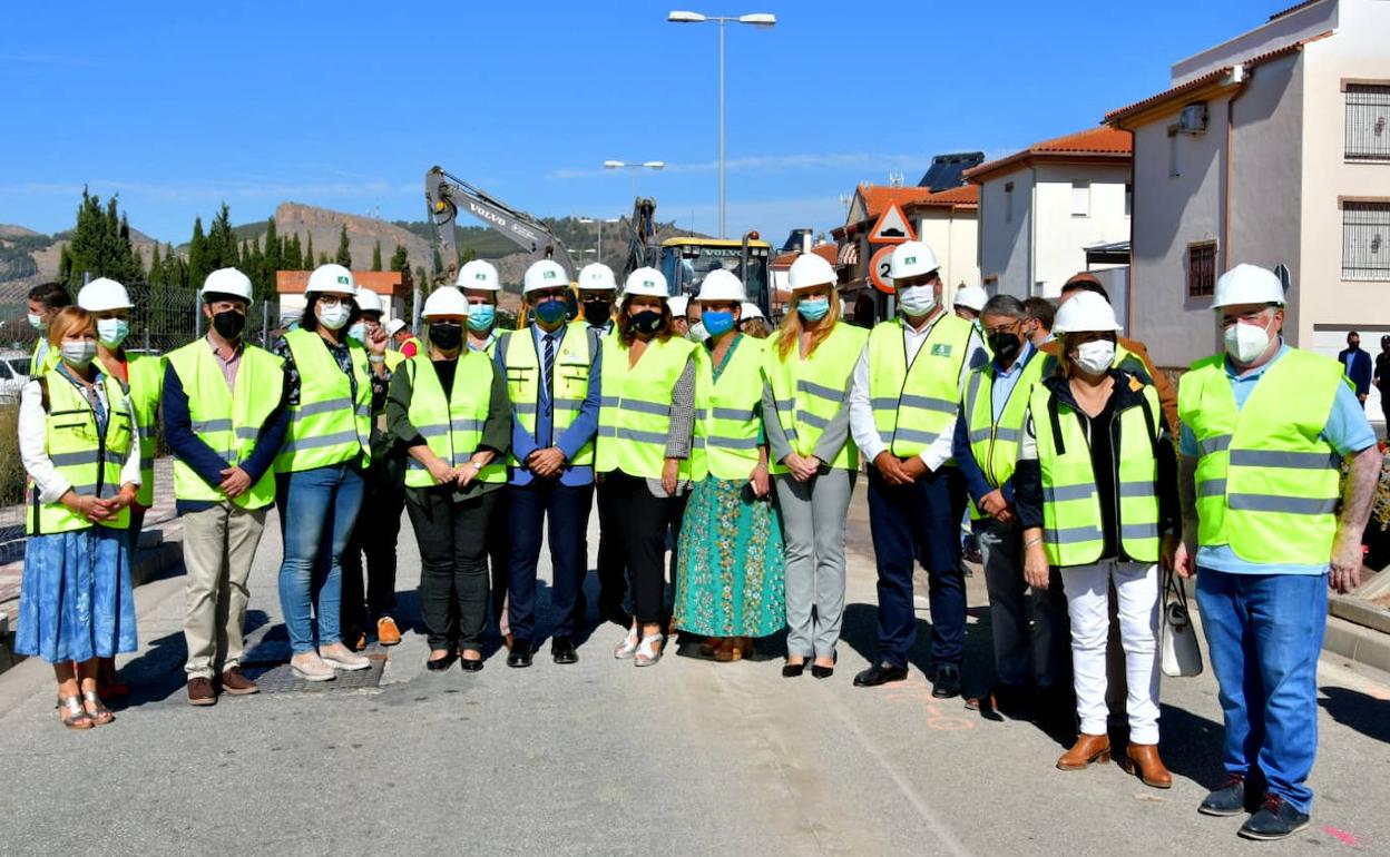 La consejera y su equipo en la visita de la agrupación de vertidos del arco norte. 