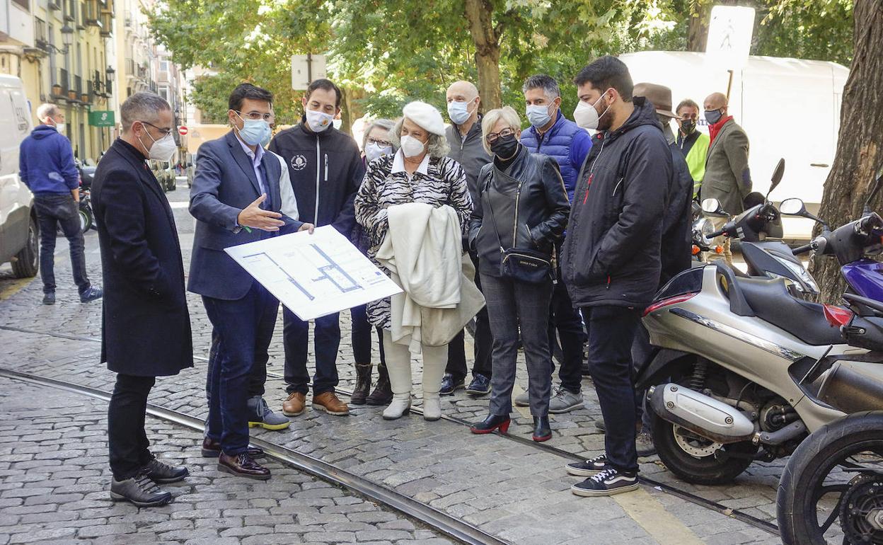 El alcalde de Granada, Paco Cuenca, y el edil de Urbanismo, Miguel Ángel Fernández Madrid, muestran el proyecto a los vecinos.