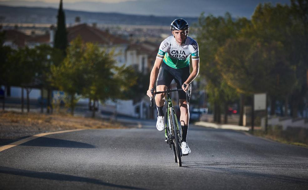 Álvaro Cuadros posa sobre la bicicleta para IDEAL en Cumbres Verdes. 