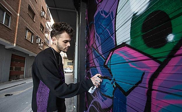 Dohe terminando una de sus creaciones. 