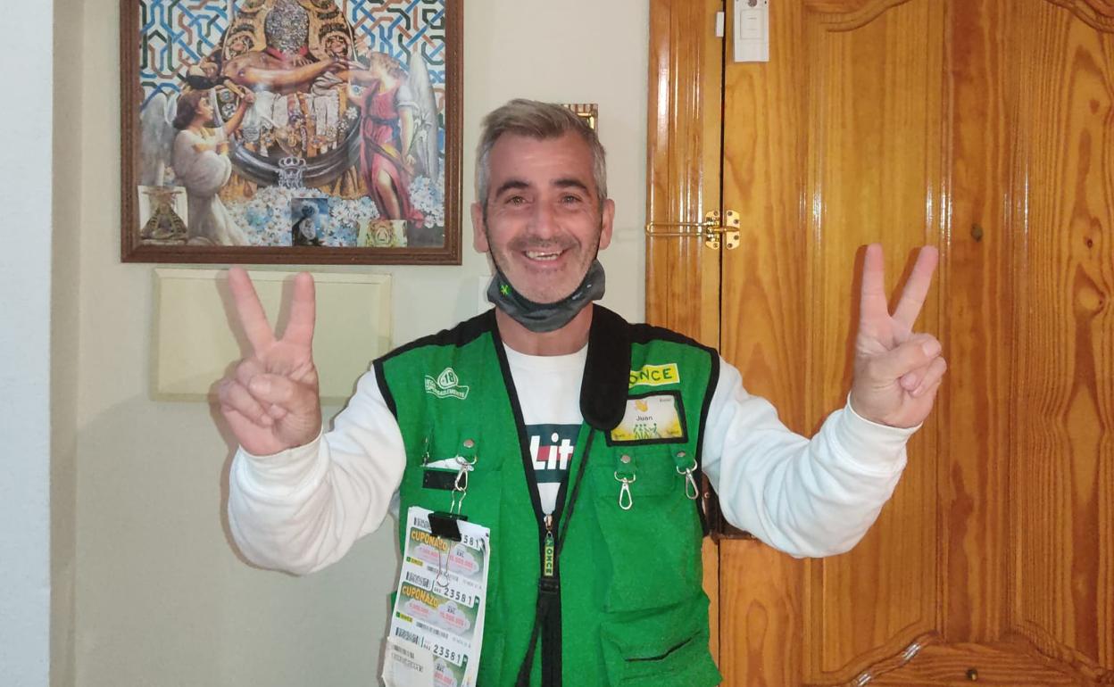 Juan Carlos Montalbán, el vendedor que ha repartido el premio en Otura, feliz tras conocer la noticia.