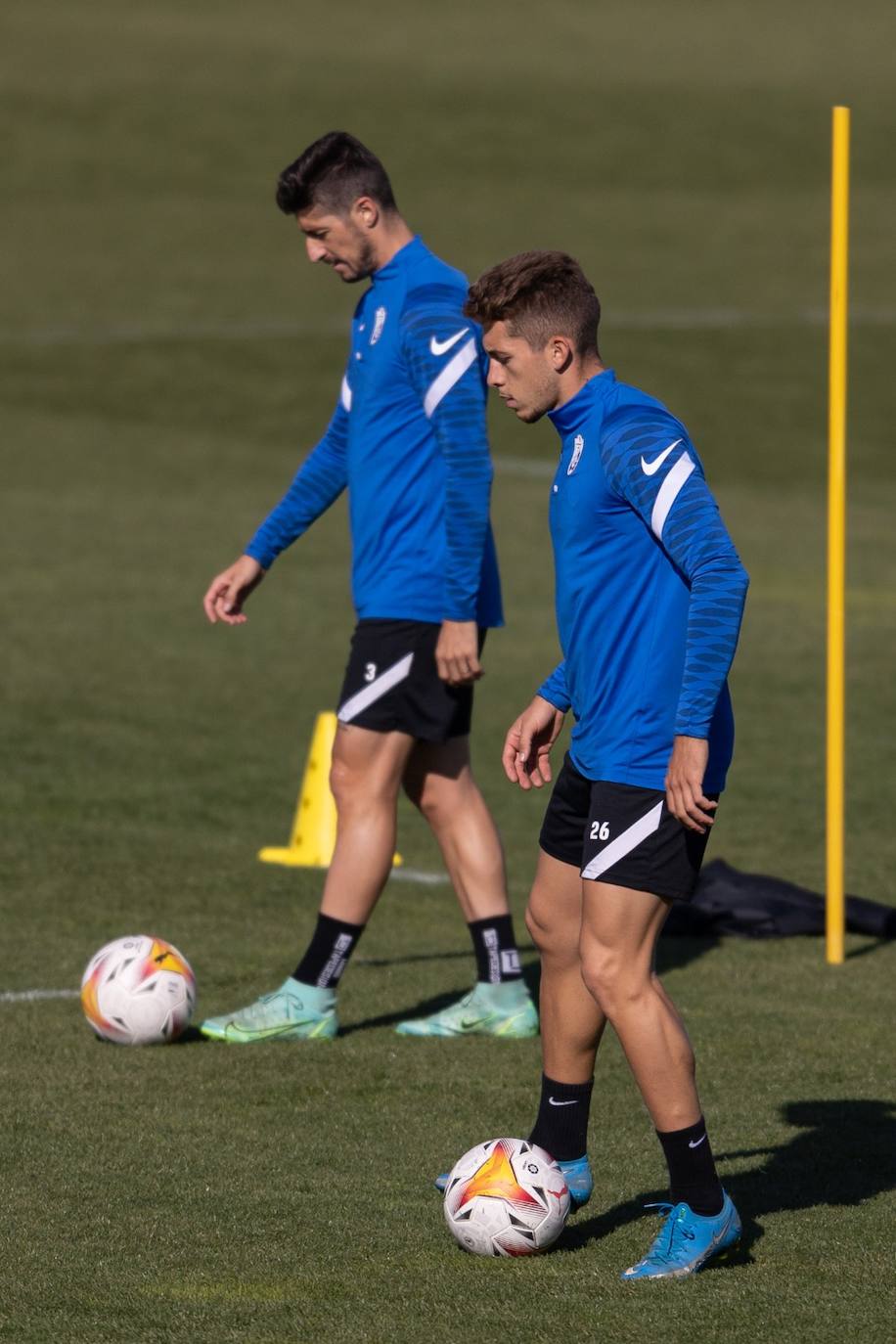 Isma Ruiz toca balón aparte junto a Sergio Escudero. 
