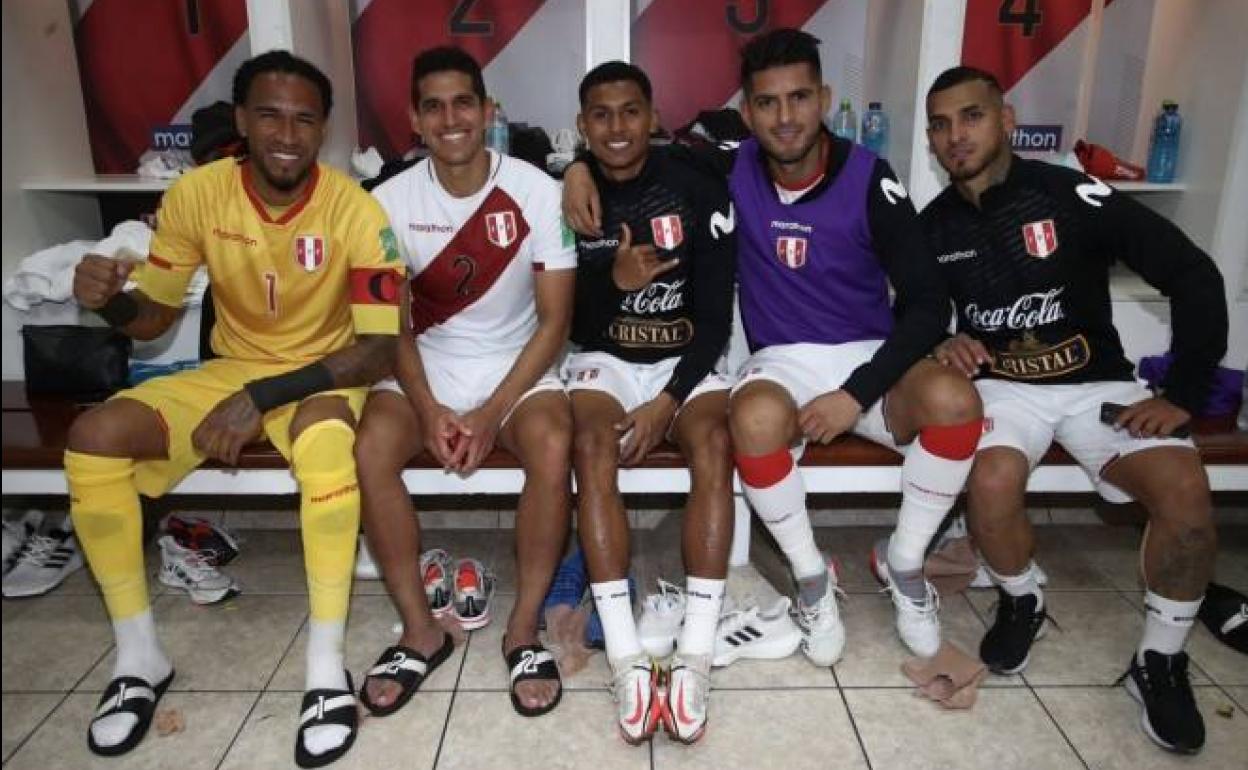 Los jugadores de Perú, con Abram en el centro, en el vestuario. 