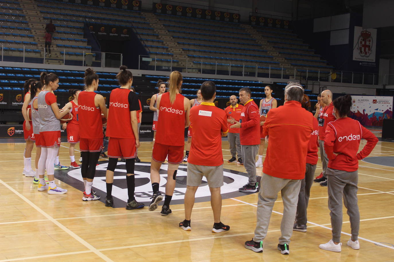 El técnico se dirige a sus jugadoras sobre la pista del Palacio de los Juegos Mediterráneos. 