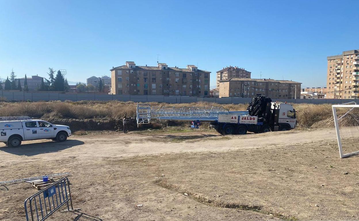 Desplazamiento de torres para apostar cámaras de grabación en la Ciudad Deportiva, esta semana. 