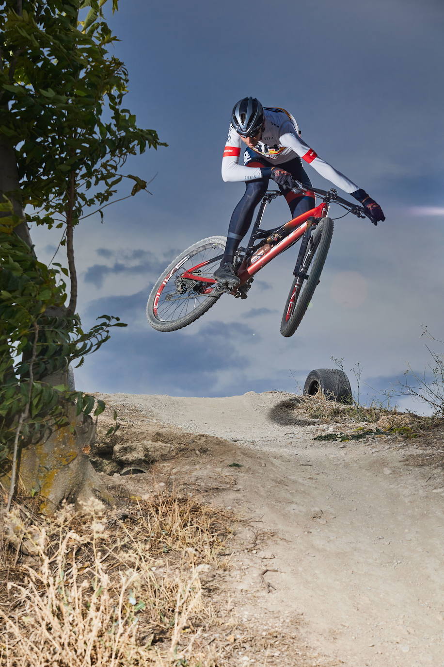 David Valero gira la bicicleta en el aire en un salto espectacular. 
