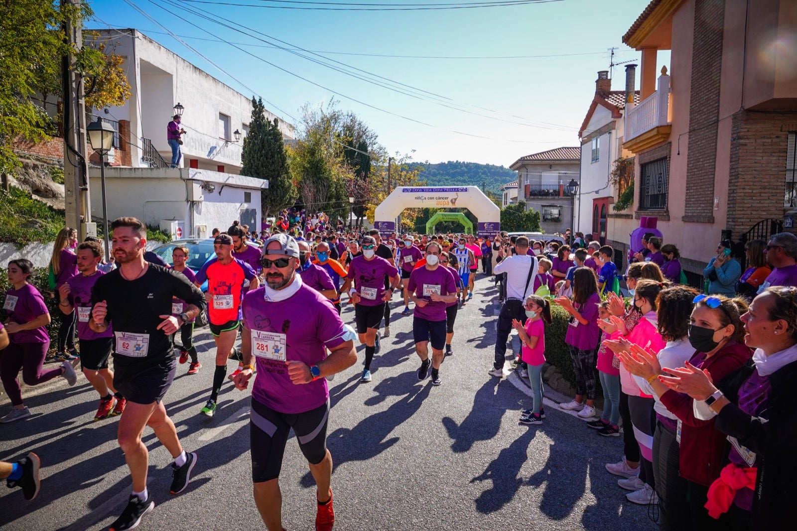 1.500 personas se reúnen en la quinta edición de la carrera #PonteEnMarchaYA de Lecrín, una fiesta comarcal en la que Rafael Torres y Catherine Walkley alcanzan la meta en primer lugar 