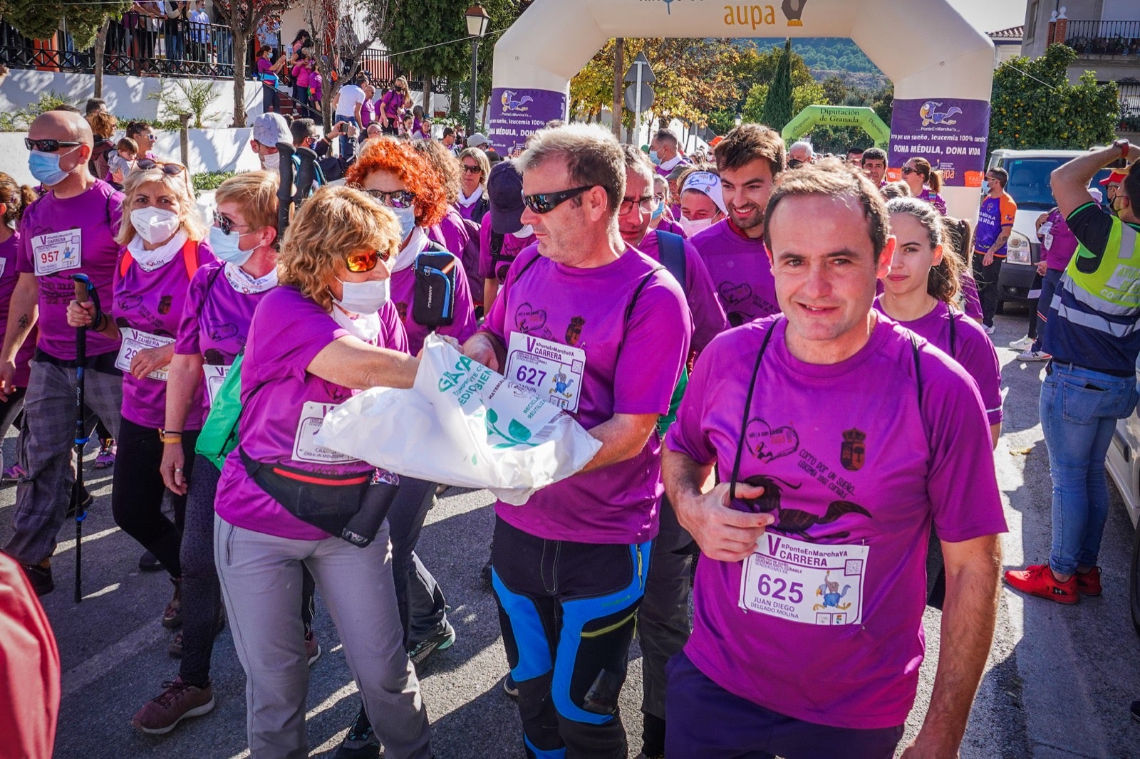 1.500 personas se reúnen en la quinta edición de la carrera #PonteEnMarchaYA de Lecrín, una fiesta comarcal en la que Rafael Torres y Catherine Walkley alcanzan la meta en primer lugar 