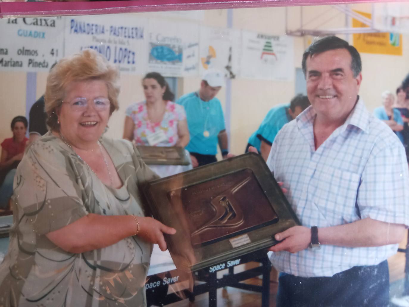 Imagen secundaria 2 - Arriba, primer colegio en el palacete de los Marqueses de Pañaflor, y abajo, recogiendo premios en diferentes instituciones 