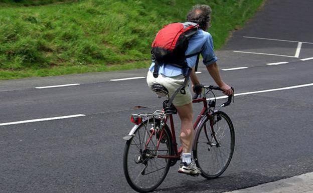 La DGT alerta a los ciclistas de unos elementos obligatorios: no llevarlos acarrea multa