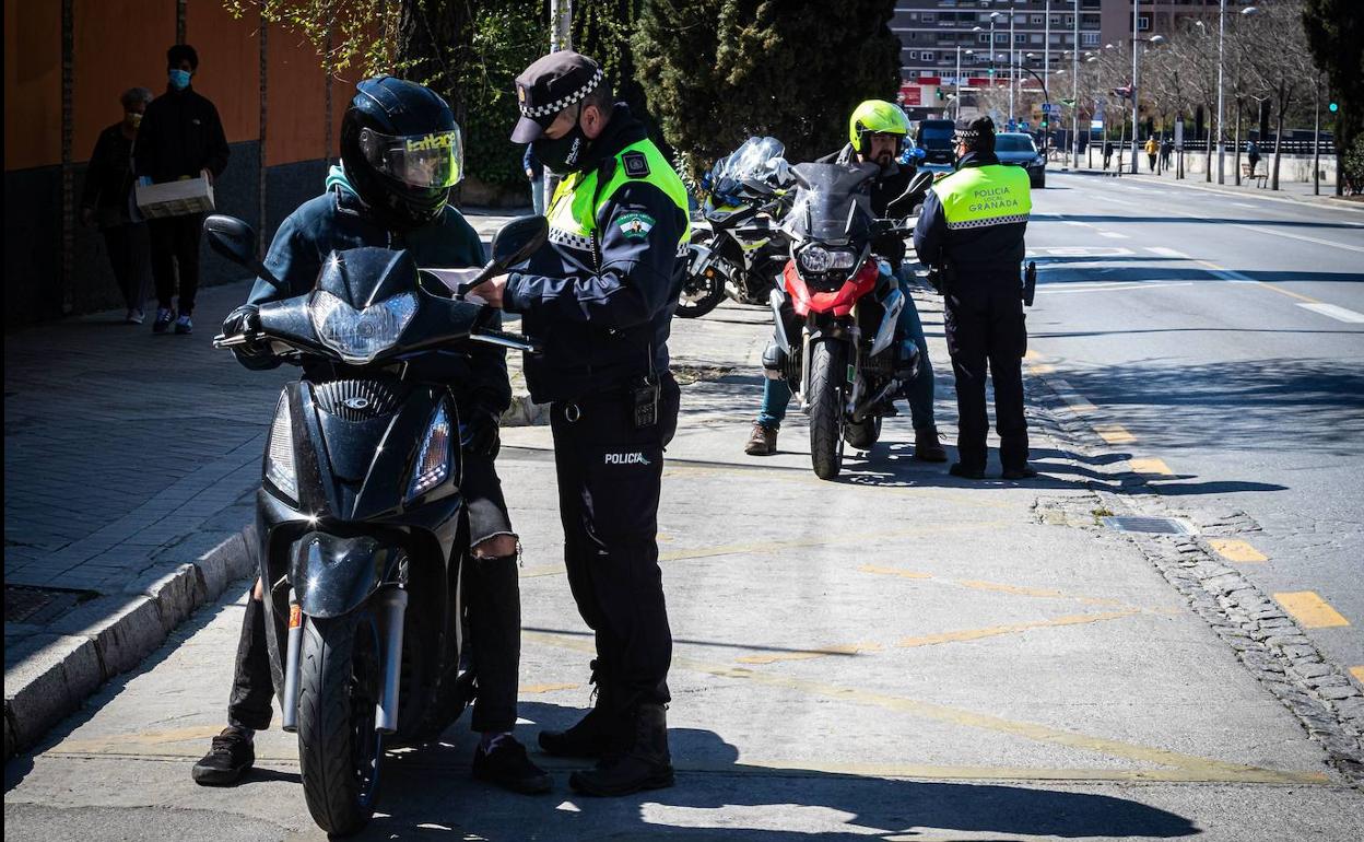 Agentes de la Policía Local participan en un control de velocidad en el Centro.