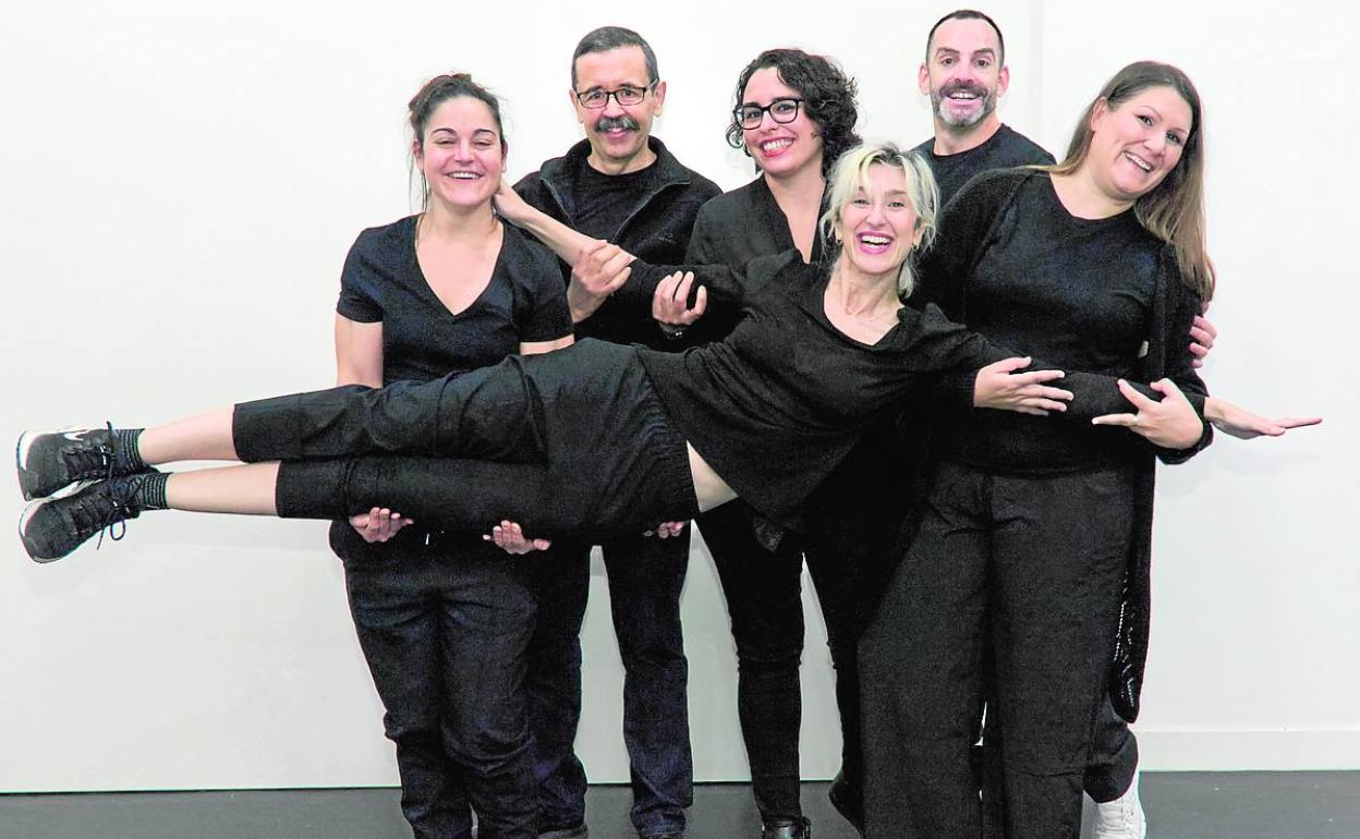 El equipo de 'Por qué voy a dejar de ser Marta' sostiene en brazos a Noelia Camacho. 