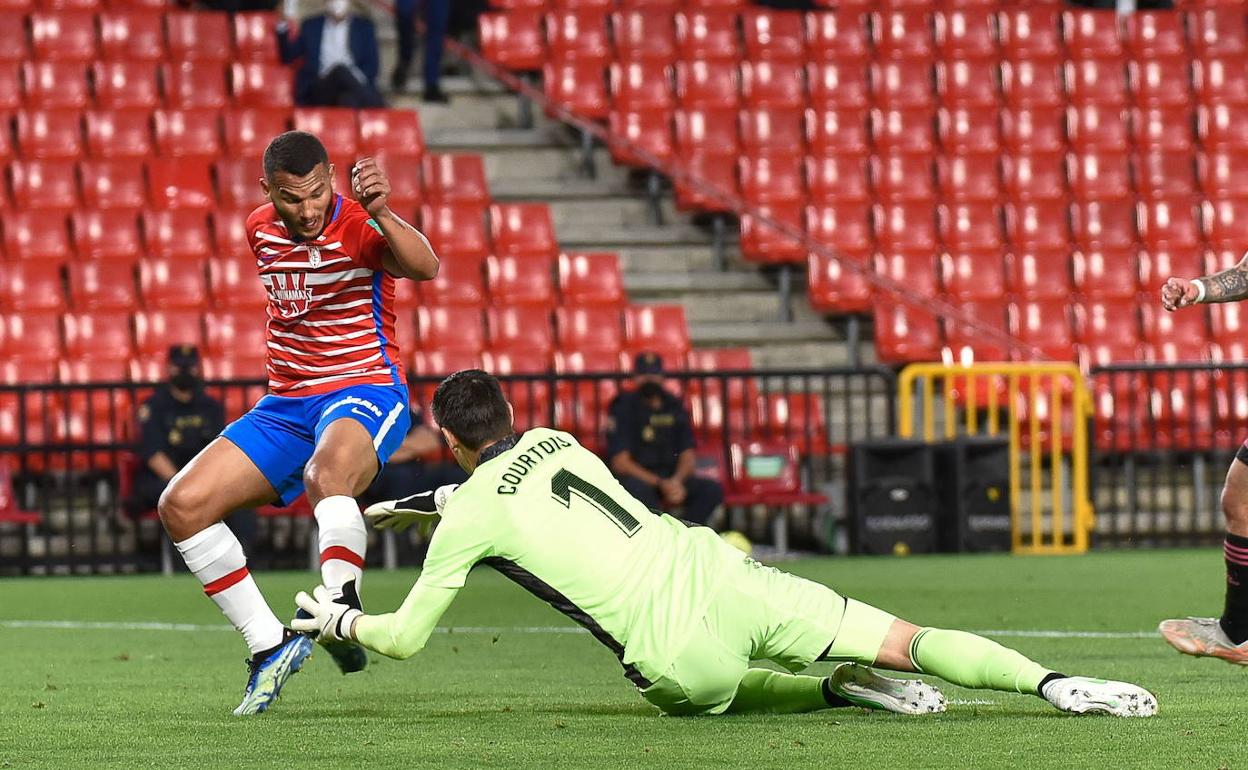 Luis Suárez intenta sortear a Thibout Courtois en el partido de la temporada pasada en Los Cármenes. 