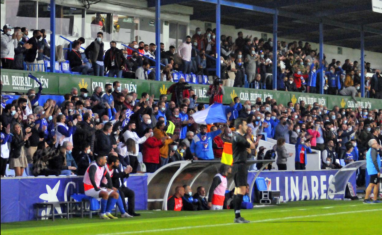 El municipal de Linares es uno de los campos de Primera RFEF con más afluencia de espectadores cada fin de semana. 