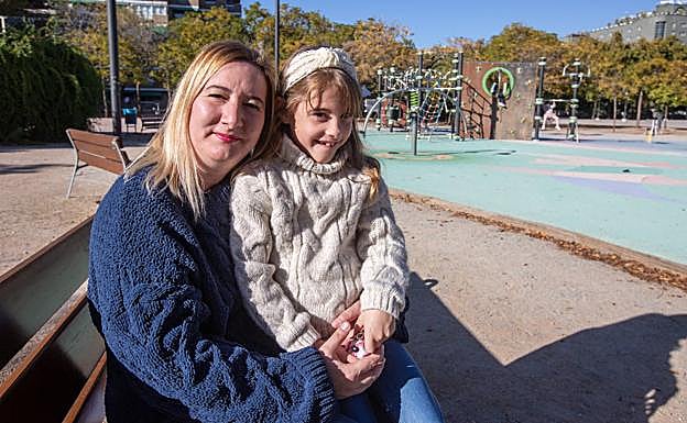 Tamara, a la izquierda, con su hija Lucía, que cuando nació pesaba 500 gramos.