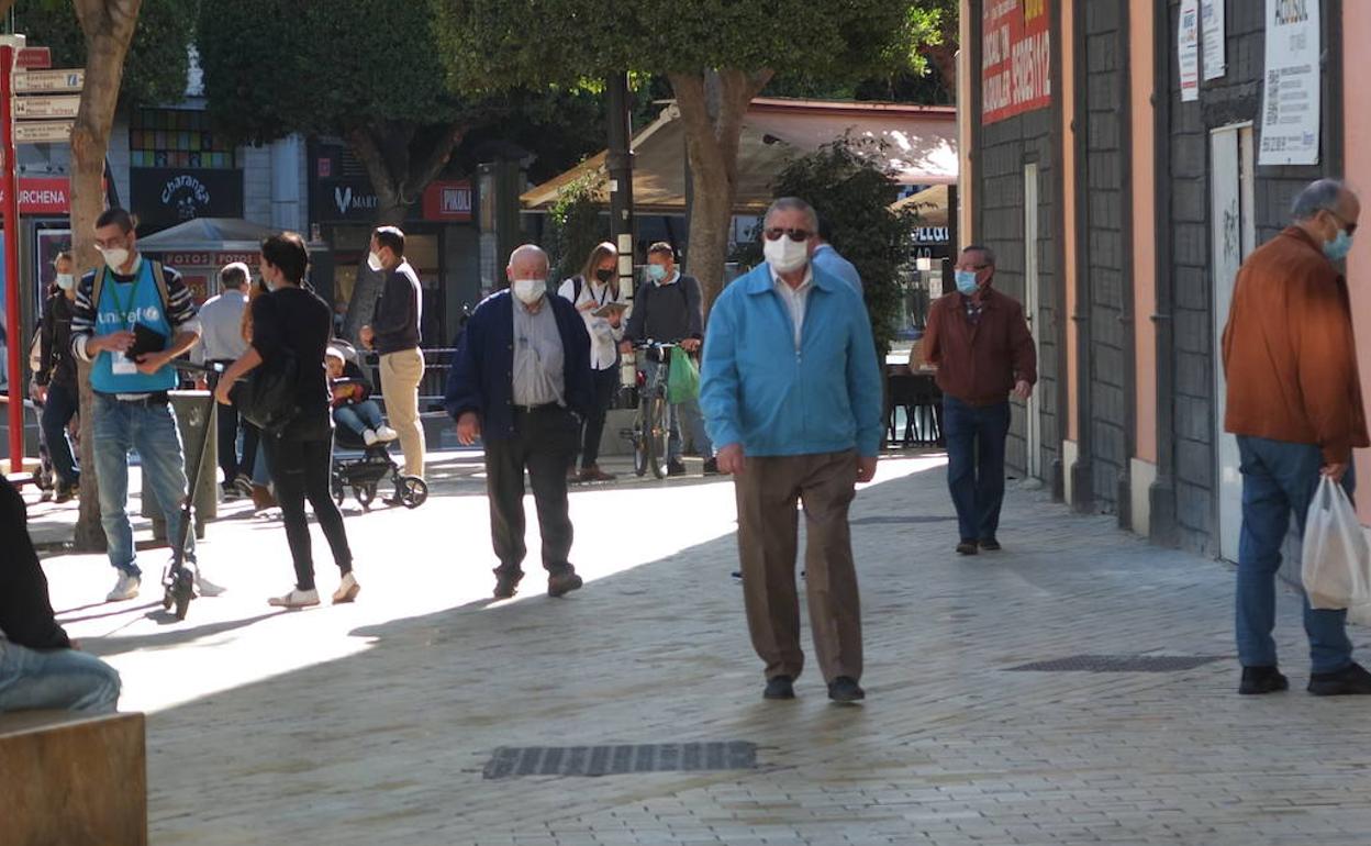 Ciudadanos paseando por el centro de la capital almeriense.