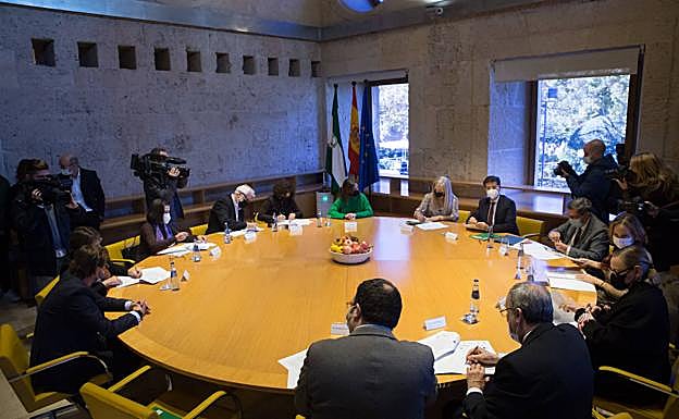 Momento de la firma. 