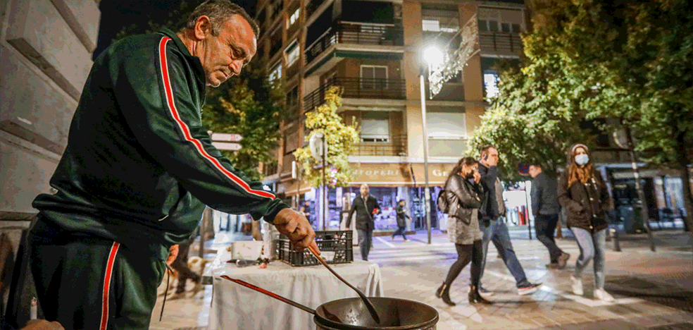 Las castañeras granadinas en diferentes zonas de la ciudad.