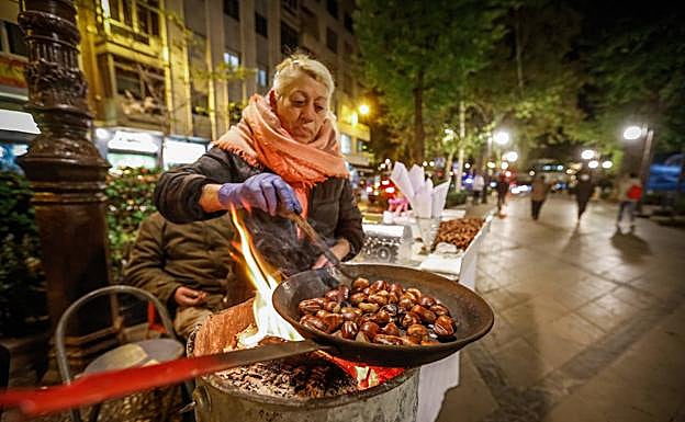 Ascensión Manzano asa castañas en la Carrera de la Virgen.