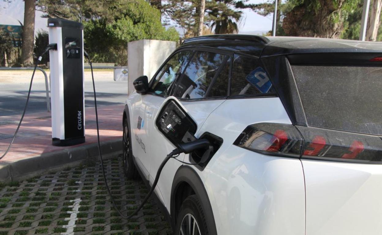 El Puerto de Motril proyecta ampliar a diez los puntos de recarga para vehículos eléctricos