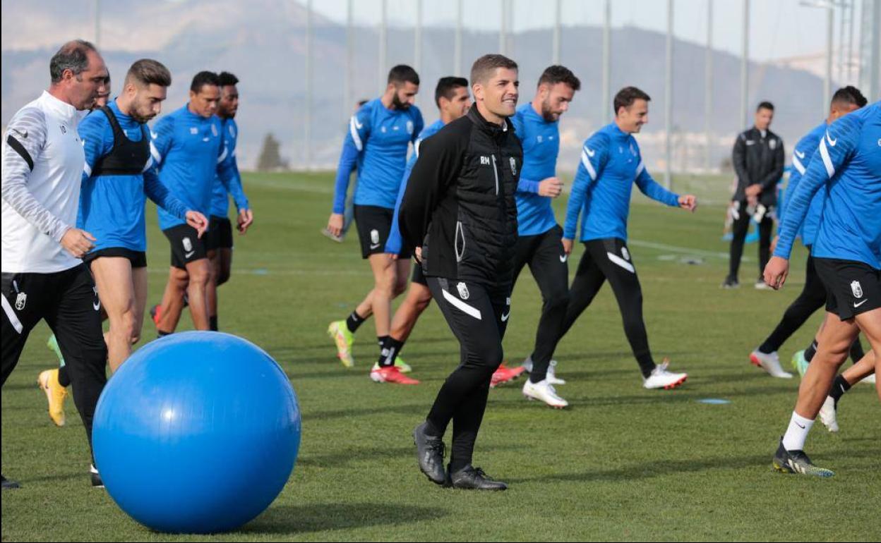 Robert Moreno, sonriente durante el entrenamiento de este viernes. 