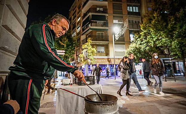 José Hernández prepara sus castañas junto a la Facultad de Traducción.