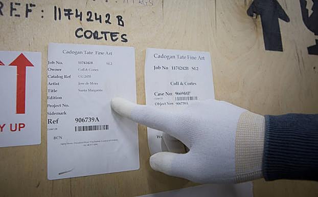 Detalle de la caja que guarda la talla de José de Mora donde se observa su trazabilidad. 