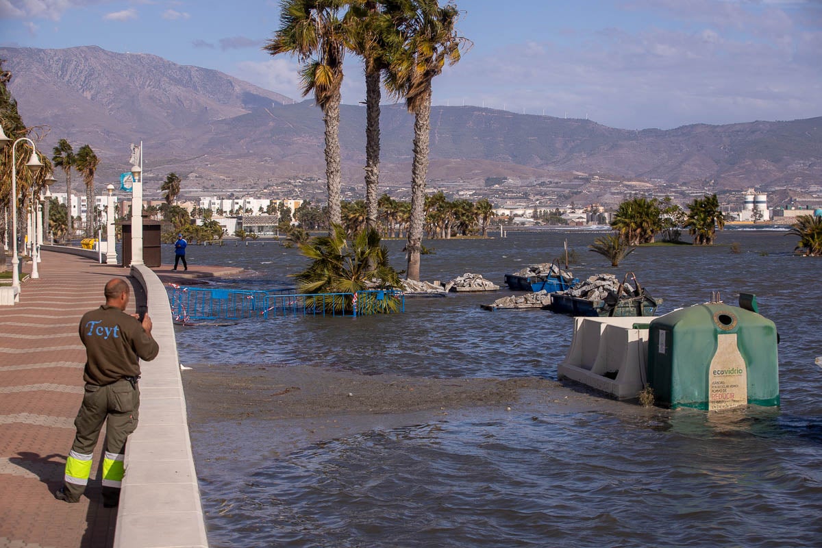 Según la Aemet el aviso naranja, riesgo importante, se mantendrá en el litoral hasta la medianoche del viernes, con vientos del este fuerza 7 y olas de hasta cinco metros. 