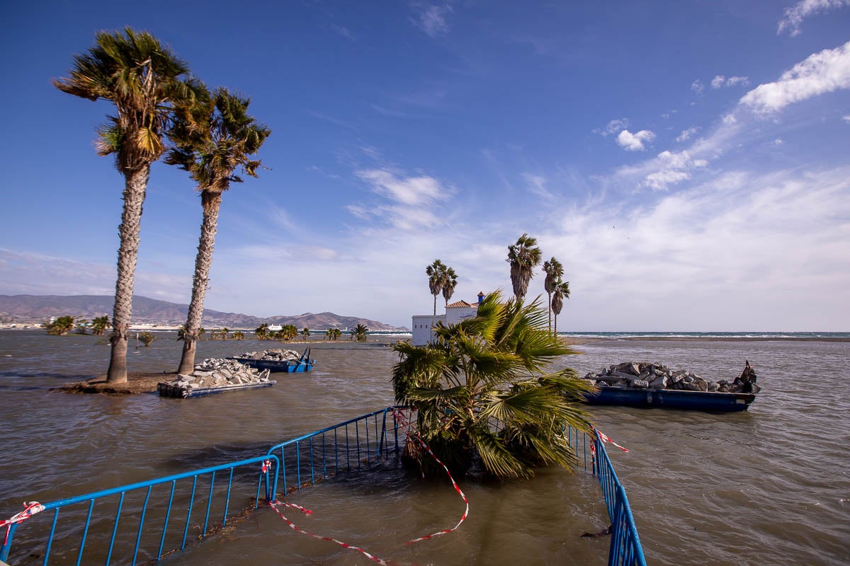 Según la Aemet el aviso naranja, riesgo importante, se mantendrá en el litoral hasta la medianoche del viernes, con vientos del este fuerza 7 y olas de hasta cinco metros. 