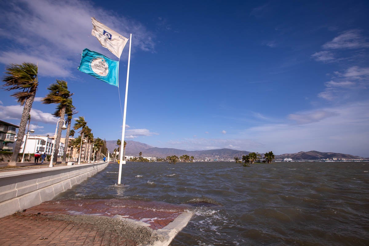 Según la Aemet el aviso naranja, riesgo importante, se mantendrá en el litoral hasta la medianoche del viernes, con vientos del este fuerza 7 y olas de hasta cinco metros. 