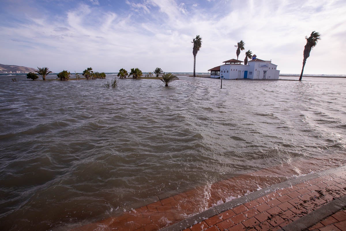 Según la Aemet el aviso naranja, riesgo importante, se mantendrá en el litoral hasta la medianoche del viernes, con vientos del este fuerza 7 y olas de hasta cinco metros. 