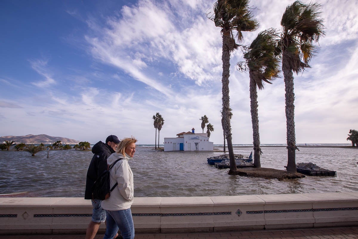 Según la Aemet el aviso naranja, riesgo importante, se mantendrá en el litoral hasta la medianoche del viernes, con vientos del este fuerza 7 y olas de hasta cinco metros. 