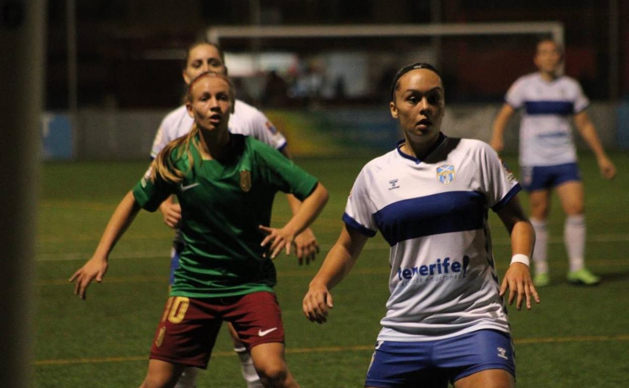Raquel es férreamente marcada por una defensora tinerfeña. 
