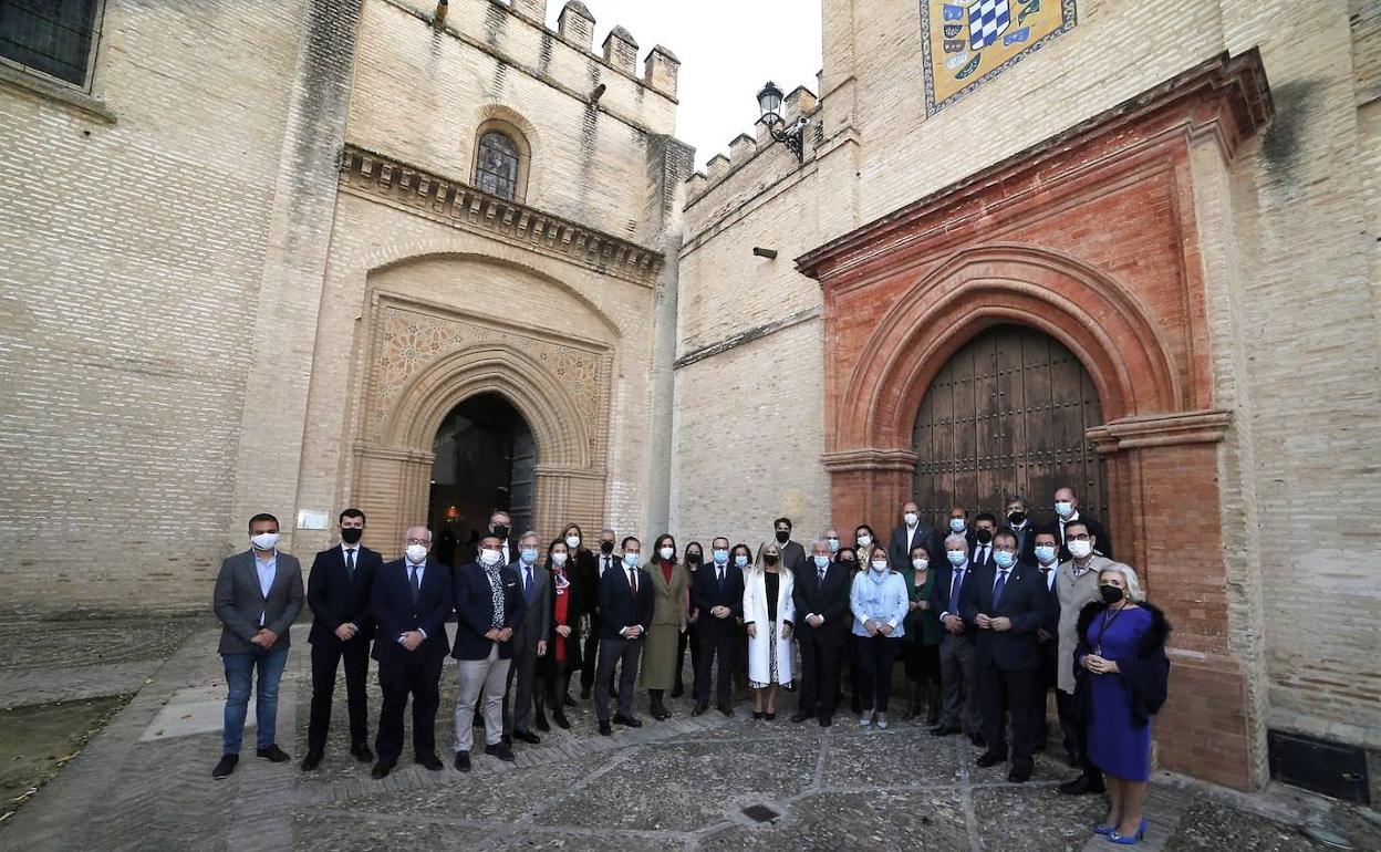 Representantes de los municipios que recibieron el título.