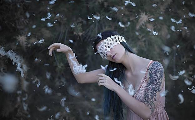 Vendas tapando los ojos, uno de los recursos narrativos más frecuentes de este fotógrafo. 