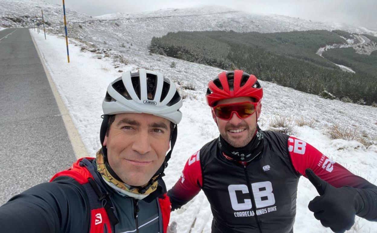 Teodoro García Egea y Eric Escobedo se hacen un selfi en Sierra Nevada. 