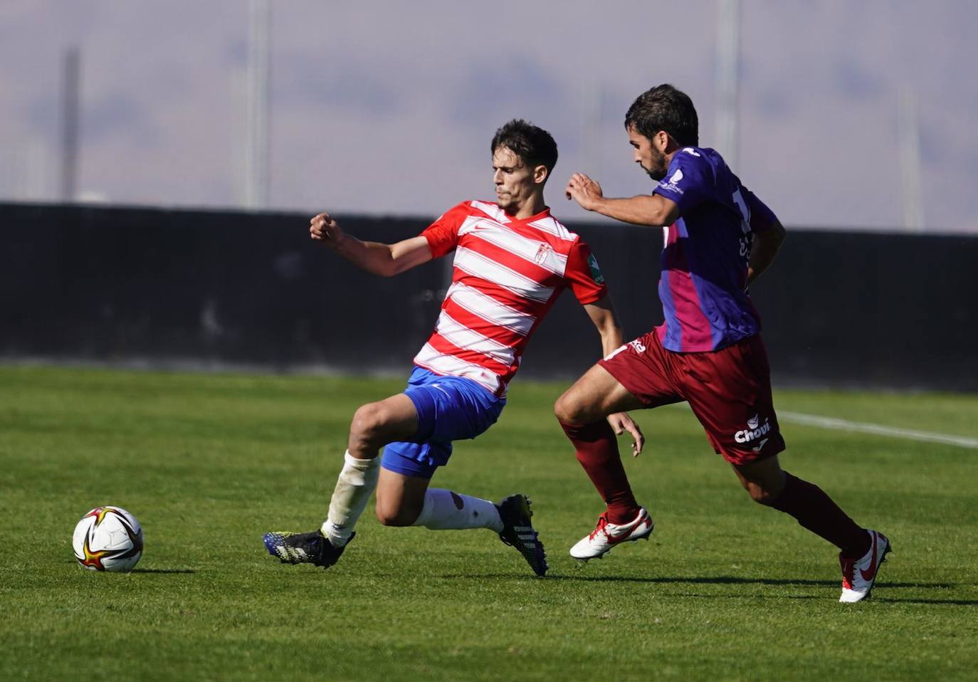 Pepe Sánchez se lanza a por un balón en el partido ante el Alzira. 