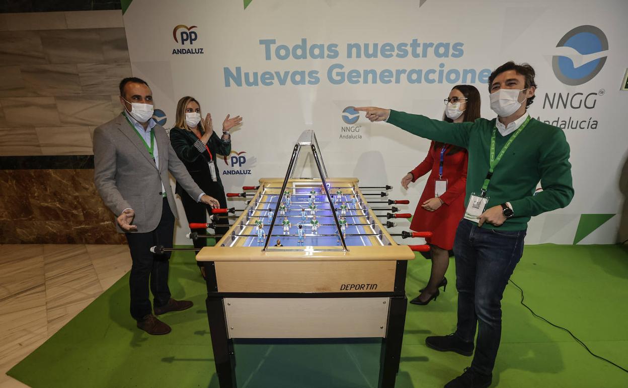 Partida de futbolín entre Francisco Rodríguez, Marifrán Carazo, Jorge Saavedra y María Vera. 