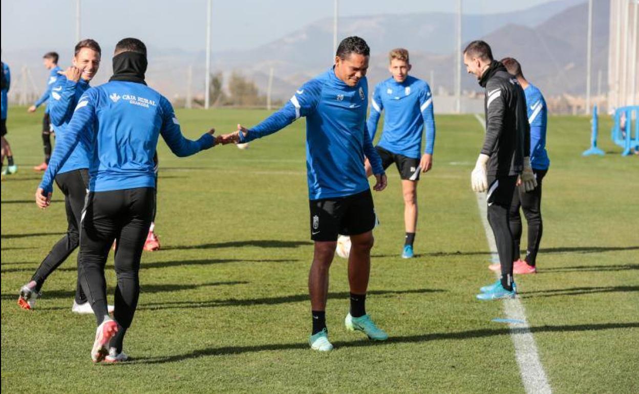 Carlos Bacca da la mano a Darwin Machís en un rondo. 