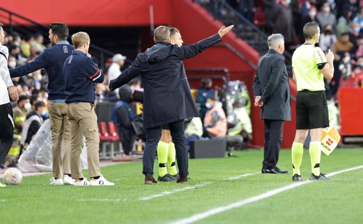 Protesta de Robert Moreno tras la roja a Monchu que le costó la expulsión. 